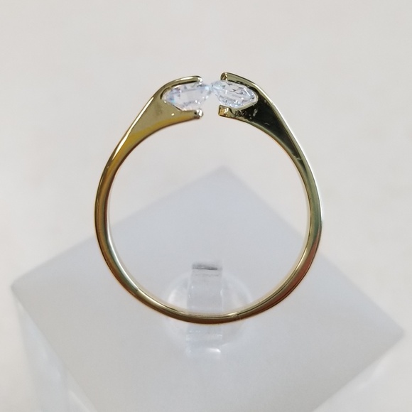 Delicate 18k Ring - Picture 5 of 8